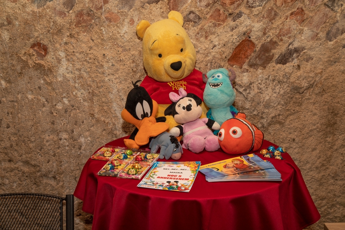 noc_s_Andersenem-001